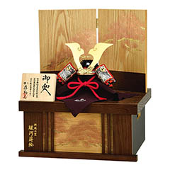 五月人形: 加藤鞆美作 四分の一 源義経 牡丹 駿河蒔絵 木製 収納箱 屏風 兜 収納飾り