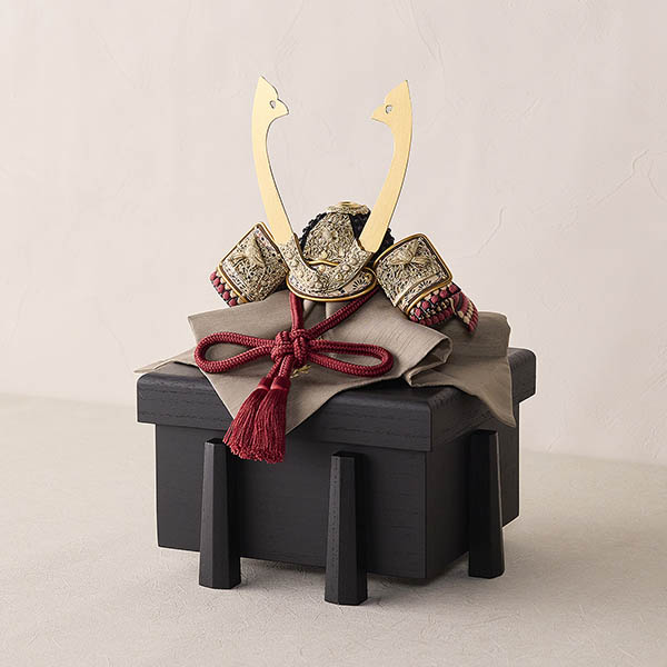 平安豊久　 五月人形　雄山作 無双雀黒小札紅梅威 兜 単品 櫃付き GH-031-KT　詳細画像