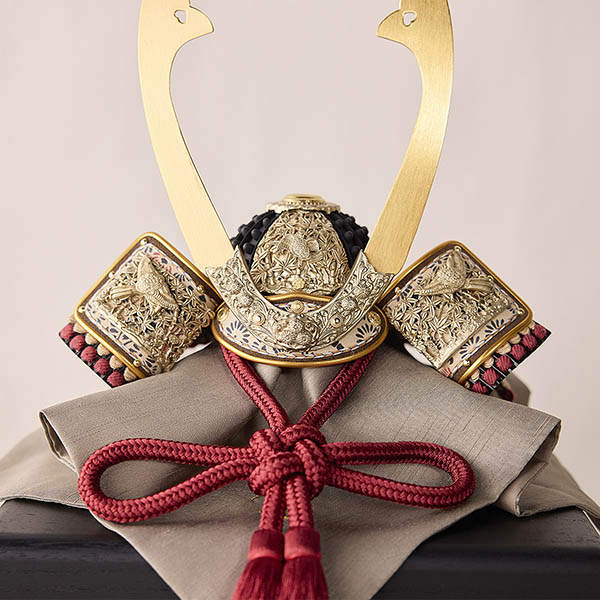 平安豊久　 五月人形　雄山作 無双雀黒小札紅梅威 兜 単品 櫃付き GH-031-KT　詳細画像