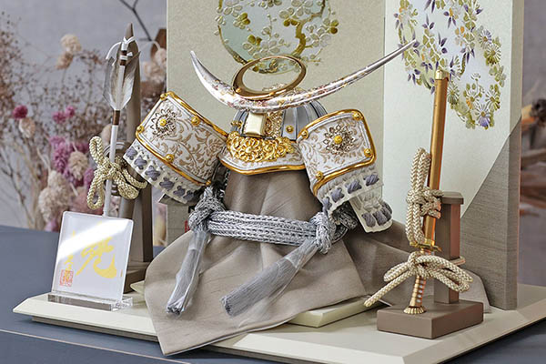 五月人形 久月 久月 兜 平飾り 正絹 薄墨糸縅 清流丸紋二曲屏風 詳細画像 久月 五月人形 久月 兜 平飾り 正絹 薄墨糸縅 清流丸紋二曲屏風 詳細画像