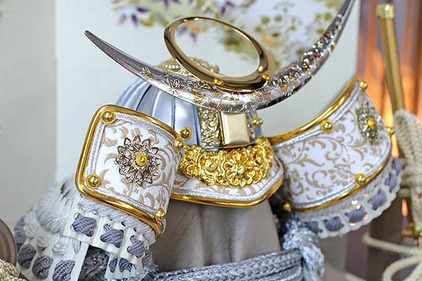 五月人形 久月 久月 兜 平飾り 正絹 薄墨糸縅 清流丸紋二曲屏風 詳細画像 久月 五月人形 久月 兜 平飾り 正絹 薄墨糸縅 清流丸紋二曲屏風 詳細画像