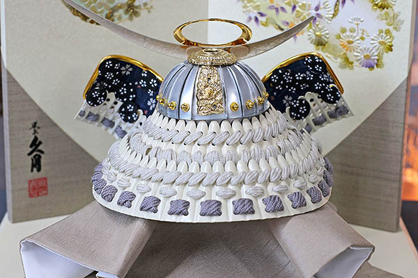 五月人形 久月 久月 兜 平飾り 正絹 薄墨糸縅 清流丸紋二曲屏風 詳細画像 久月 五月人形 久月 兜 平飾り 正絹 薄墨糸縅 清流丸紋二曲屏風 詳細画像