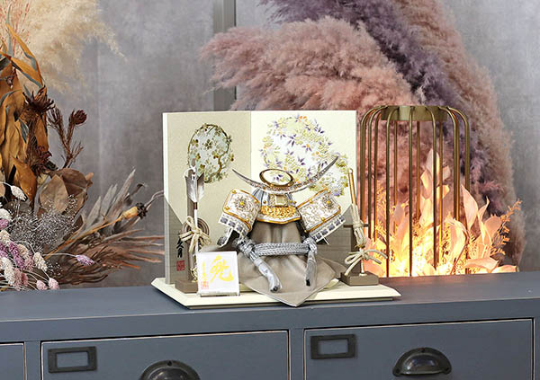 五月人形 久月 久月 兜 平飾り 正絹 薄墨糸縅 清流丸紋二曲屏風 詳細画像 久月 五月人形 久月 兜 平飾り 正絹 薄墨糸縅 清流丸紋二曲屏風 詳細画像