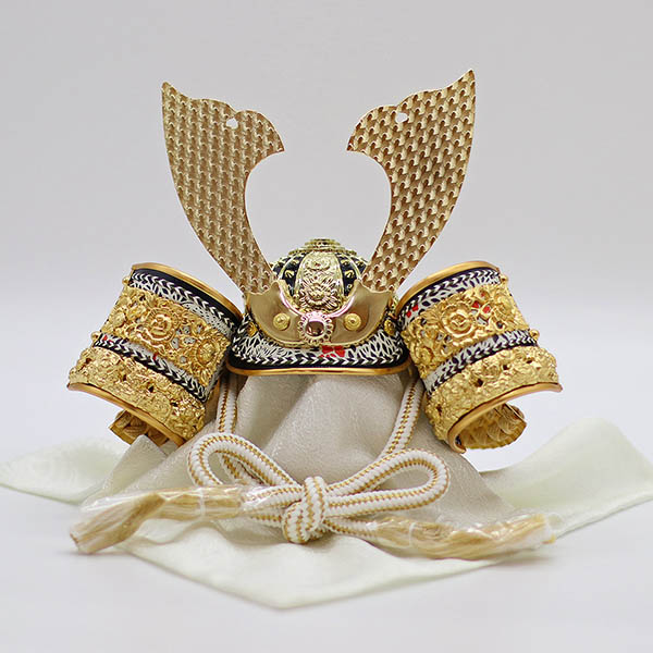 五月人形 久月 久月 兜 平飾り 正絹 緋糸縅 光琳梅二曲屏風 詳細画像 久月 五月人形 久月 兜 平飾り 正絹 緋糸縅 光琳梅二曲屏風 詳細画像