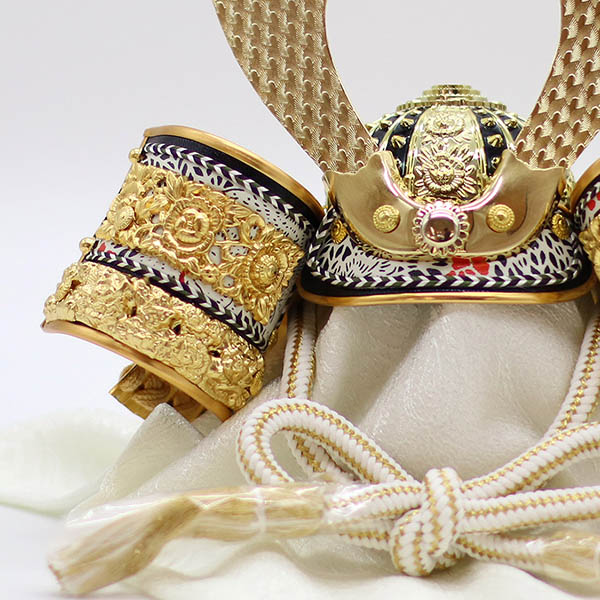 五月人形 久月 久月 兜 平飾り 正絹 緋糸縅 光琳梅二曲屏風 詳細画像 久月 五月人形 久月 兜 平飾り 正絹 緋糸縅 光琳梅二曲屏風 詳細画像