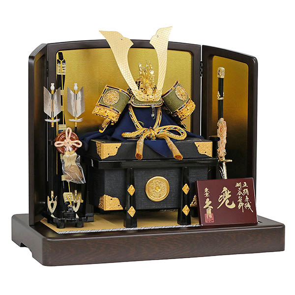 五月人形 久月 久月 兜 平飾り 正絹 緋縅 鉄刀木調台屏風 詳細画像 久月 五月人形 久月 兜 平飾り 正絹 緋縅 鉄刀木調台屏風 詳細画像