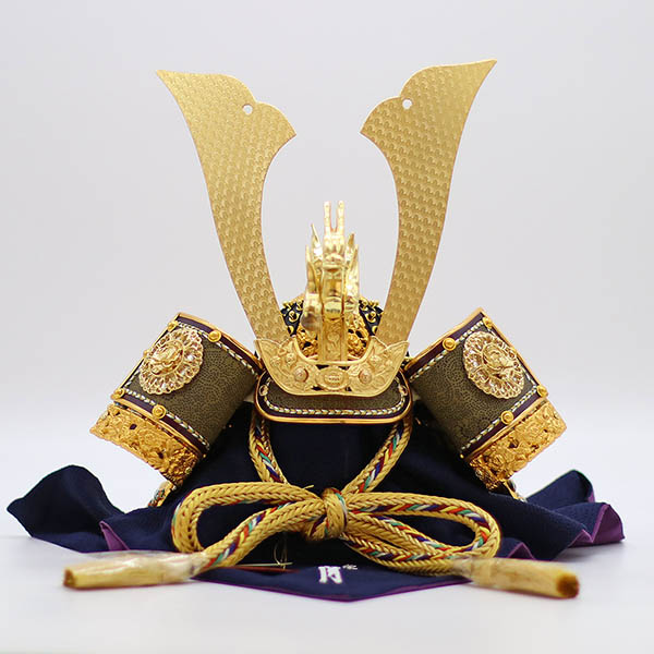 五月人形 久月 久月 兜 平飾り 正絹 緋縅 鉄刀木調台屏風 詳細画像 久月 五月人形 久月 兜 平飾り 正絹 緋縅 鉄刀木調台屏風 詳細画像