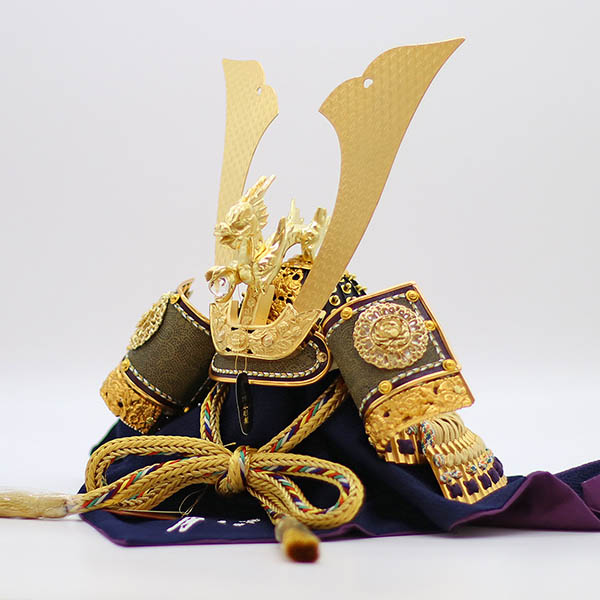 五月人形 久月 久月 兜 平飾り 正絹 緋縅 鉄刀木調台屏風 詳細画像 久月 五月人形 久月 兜 平飾り 正絹 緋縅 鉄刀木調台屏風 詳細画像