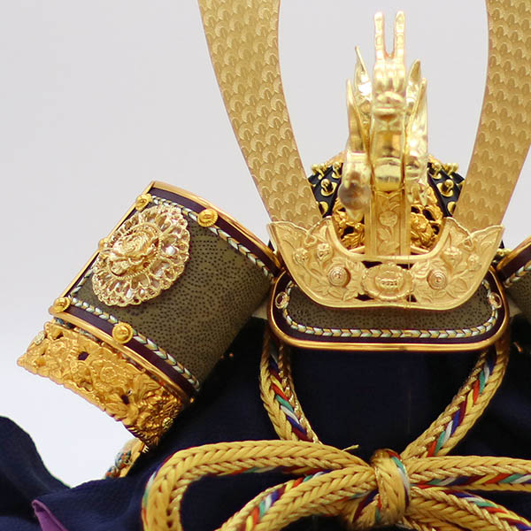 五月人形 久月 久月 兜 平飾り 正絹 緋縅 鉄刀木調台屏風 詳細画像 久月 五月人形 久月 兜 平飾り 正絹 緋縅 鉄刀木調台屏風 詳細画像