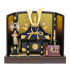 五月人形: 久月 兜 平飾り 正絹 緋縅 鉄刀木調台屏風 【D-50】