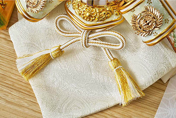 五月人形 久月 久月 兜 収納飾り 正絹 若草段縅 伊達政宗 白木 木目 詳細画像 久月 五月人形 久月 兜 収納飾り 正絹 若草段縅 伊達政宗 白木 木目 詳細画像