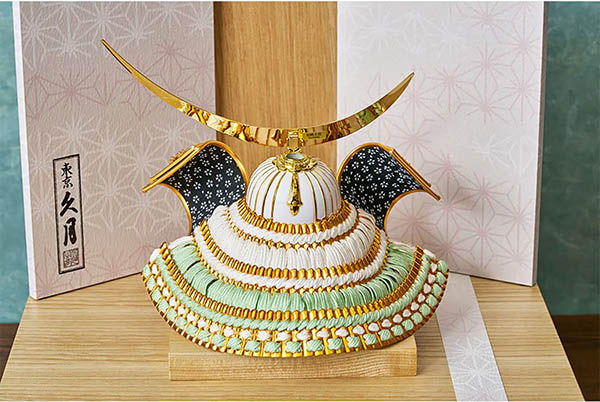 五月人形 久月 久月 兜 収納飾り 正絹 若草段縅 伊達政宗 白木 木目 詳細画像 久月 五月人形 久月 兜 収納飾り 正絹 若草段縅 伊達政宗 白木 木目 詳細画像