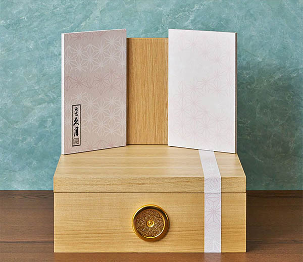 五月人形 久月 久月 兜 収納飾り 正絹 若草段縅 伊達政宗 白木 木目 詳細画像 久月 五月人形 久月 兜 収納飾り 正絹 若草段縅 伊達政宗 白木 木目 詳細画像