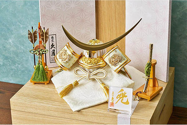 五月人形 久月 久月 兜 収納飾り 正絹 若草段縅 伊達政宗 白木 木目 詳細画像 久月 五月人形 久月 兜 収納飾り 正絹 若草段縅 伊達政宗 白木 木目 詳細画像