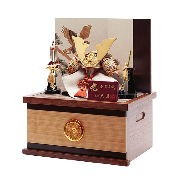 五月人形 久月 久月 兜 収納飾り 正絹 薄茶裾濃縅 松に鷹二曲屏風 収納箱 詳細画像 久月 五月人形 久月 兜 収納飾り 正絹 薄茶裾濃縅 松に鷹二曲屏風 収納箱 詳細画像
