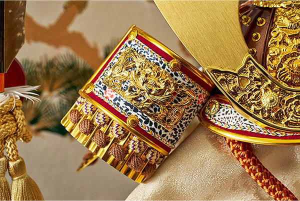 五月人形 久月 久月 兜 収納飾り 正絹 薄茶裾濃縅 松に鷹二曲屏風 収納箱 詳細画像 久月 五月人形 久月 兜 収納飾り 正絹 薄茶裾濃縅 松に鷹二曲屏風 収納箱 詳細画像