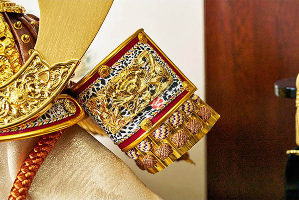 五月人形 久月 久月 兜 収納飾り 正絹 薄茶裾濃縅 松に鷹二曲屏風 収納箱 詳細画像 久月 五月人形 久月 兜 収納飾り 正絹 薄茶裾濃縅 松に鷹二曲屏風 収納箱 詳細画像