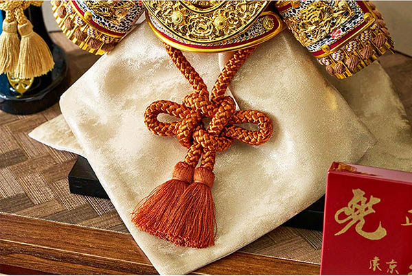 五月人形 久月 久月 兜 収納飾り 正絹 薄茶裾濃縅 松に鷹二曲屏風 収納箱 詳細画像 久月 五月人形 久月 兜 収納飾り 正絹 薄茶裾濃縅 松に鷹二曲屏風 収納箱 詳細画像