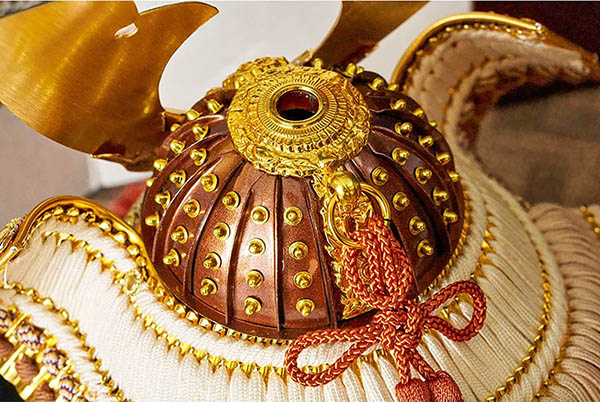 五月人形 久月 久月 兜 収納飾り 正絹 薄茶裾濃縅 松に鷹二曲屏風 収納箱 詳細画像 久月 五月人形 久月 兜 収納飾り 正絹 薄茶裾濃縅 松に鷹二曲屏風 収納箱 詳細画像