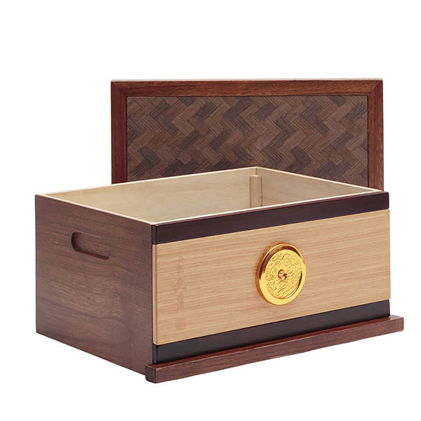 五月人形 久月 久月 兜 収納飾り 正絹 薄茶裾濃縅 松に鷹二曲屏風 収納箱 詳細画像 久月 五月人形 久月 兜 収納飾り 正絹 薄茶裾濃縅 松に鷹二曲屏風 収納箱 詳細画像