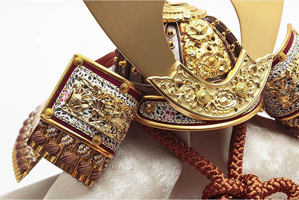 五月人形 久月 久月 兜 収納飾り 正絹 薄茶裾濃縅 松に鷹二曲屏風 収納箱 詳細画像 久月 五月人形 久月 兜 収納飾り 正絹 薄茶裾濃縅 松に鷹二曲屏風 収納箱 詳細画像