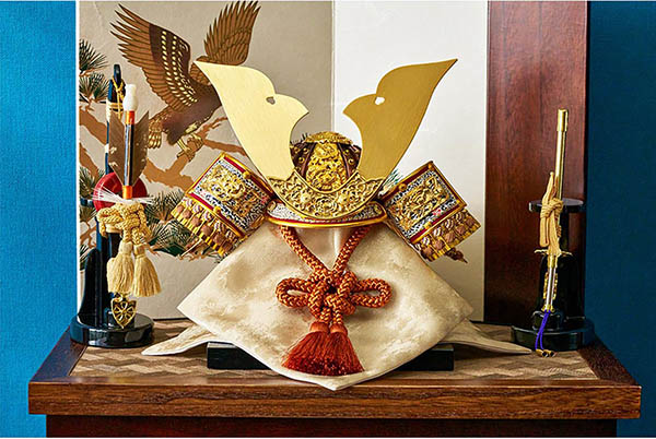 五月人形 久月 久月 兜 収納飾り 正絹 薄茶裾濃縅 松に鷹二曲屏風 収納箱 詳細画像 久月 五月人形 久月 兜 収納飾り 正絹 薄茶裾濃縅 松に鷹二曲屏風 収納箱 詳細画像