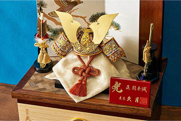 五月人形 久月 久月 兜 収納飾り 正絹 薄茶裾濃縅 松に鷹二曲屏風 収納箱 詳細画像 久月 五月人形 久月 兜 収納飾り 正絹 薄茶裾濃縅 松に鷹二曲屏風 収納箱 詳細画像