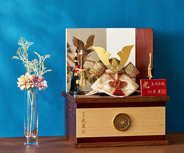 五月人形 久月 久月 兜 収納飾り 正絹 薄茶裾濃縅 松に鷹二曲屏風 収納箱 詳細画像 久月 五月人形 久月 兜 収納飾り 正絹 薄茶裾濃縅 松に鷹二曲屏風 収納箱 詳細画像