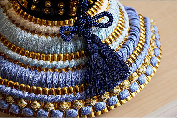 久月　 五月人形　久月 兜 収納飾り 正絹 青裾濃縅 白木 木目　詳細画像