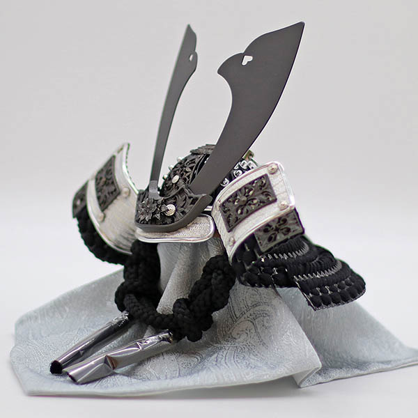 五月人形 久月 久月 兜 収納飾り 正絹 黒糸縅 詳細画像 久月 五月人形 久月 兜 収納飾り 正絹 黒糸縅 詳細画像