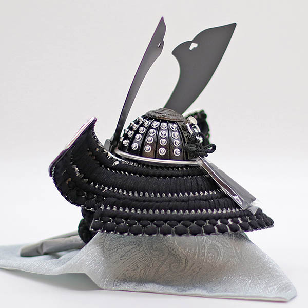 五月人形 久月 久月 兜 収納飾り 正絹 黒糸縅 詳細画像 久月 五月人形 久月 兜 収納飾り 正絹 黒糸縅 詳細画像