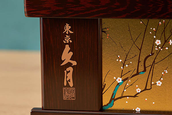 五月人形 久月 久月 兜 収納飾り 正絹 緋縅 光琳梅二曲屏風 収納箱 詳細画像 久月 五月人形 久月 兜 収納飾り 正絹 緋縅 光琳梅二曲屏風 収納箱 詳細画像