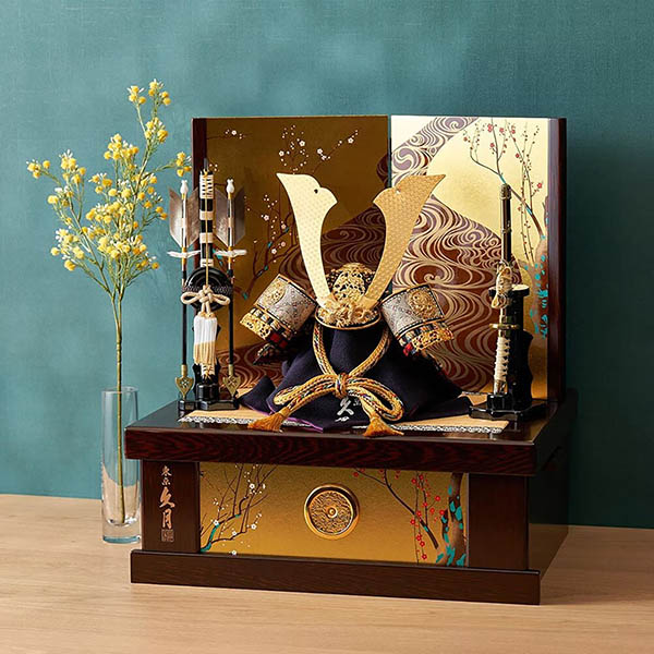 五月人形 久月 久月 兜 収納飾り 正絹 緋縅 光琳梅二曲屏風 収納箱 詳細画像 久月 五月人形 久月 兜 収納飾り 正絹 緋縅 光琳梅二曲屏風 収納箱 詳細画像