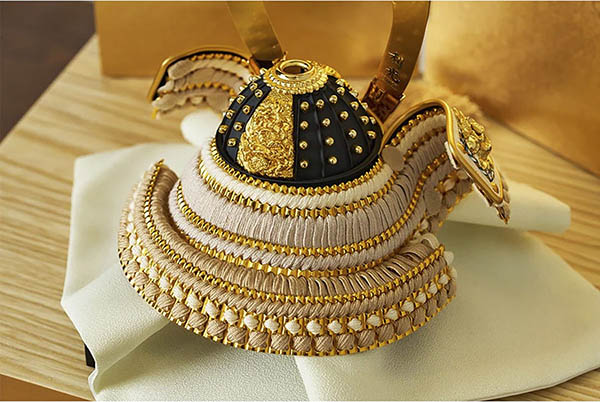 五月人形 久月 鈴木利光作 兜 収納飾り 正絹 薄茶縅 久月監製 金箔二曲屏風 針桐収納箱 白木 木目 詳細画像 久月 五月人形 鈴木利光作 兜 収納飾り 正絹 薄茶縅 久月監製 金箔二曲屏風 針桐収納箱 白木 木目 詳細画像