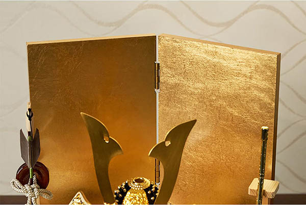 五月人形 久月 鈴木利光作 兜 収納飾り 正絹 薄茶縅 久月監製 金箔二曲屏風 針桐収納箱 白木 木目 詳細画像 久月 五月人形 鈴木利光作 兜 収納飾り 正絹 薄茶縅 久月監製 金箔二曲屏風 針桐収納箱 白木 木目 詳細画像