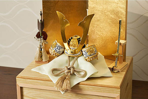 五月人形 久月 鈴木利光作 兜 収納飾り 正絹 薄茶縅 久月監製 金箔二曲屏風 針桐収納箱 白木 木目 詳細画像 久月 五月人形 鈴木利光作 兜 収納飾り 正絹 薄茶縅 久月監製 金箔二曲屏風 針桐収納箱 白木 木目 詳細画像