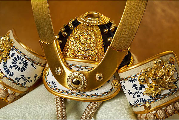 五月人形 久月 鈴木利光作 兜 収納飾り 正絹 薄茶縅 久月監製 金箔二曲屏風 針桐収納箱 白木 木目 詳細画像 久月 五月人形 鈴木利光作 兜 収納飾り 正絹 薄茶縅 久月監製 金箔二曲屏風 針桐収納箱 白木 木目 詳細画像