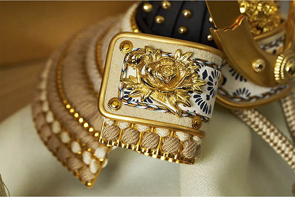 五月人形 久月 鈴木利光作 兜 収納飾り 正絹 薄茶縅 久月監製 金箔二曲屏風 針桐収納箱 白木 木目 詳細画像 久月 五月人形 鈴木利光作 兜 収納飾り 正絹 薄茶縅 久月監製 金箔二曲屏風 針桐収納箱 白木 木目 詳細画像