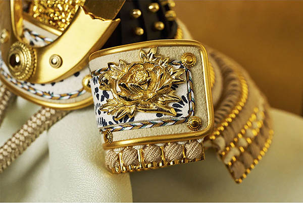 五月人形 久月 鈴木利光作 兜 収納飾り 正絹 薄茶縅 久月監製 金箔二曲屏風 針桐収納箱 白木 木目 詳細画像 久月 五月人形 鈴木利光作 兜 収納飾り 正絹 薄茶縅 久月監製 金箔二曲屏風 針桐収納箱 白木 木目 詳細画像