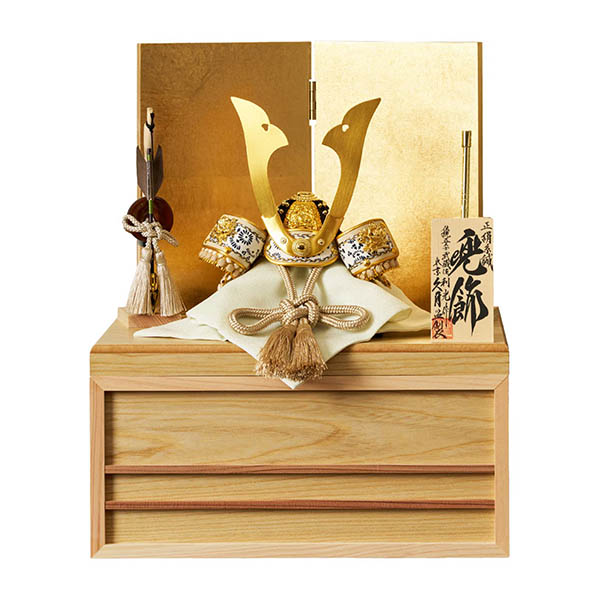 鈴木利光作 兜 収納飾り 正絹 薄茶縅 久月監製 金箔二曲屏風 針桐収納箱 白木 木目 【D-70】