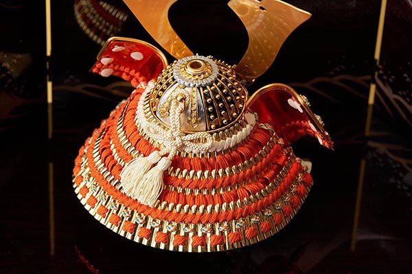 久月　 五月人形　鈴木利光作 兜 収納飾り 本金箔押 正絹 朱糸縅 久月監製　詳細画像