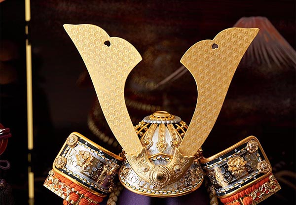 久月　 五月人形　鈴木利光作 兜 収納飾り 本金箔押 正絹 朱糸縅 久月監製　詳細画像