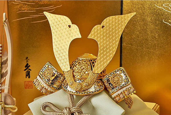 久月　 五月人形　鈴木利光作 兜 平飾り 正絹 茶中白縅 久月監製 金彩山水二曲屏風 白木 木目　詳細画像