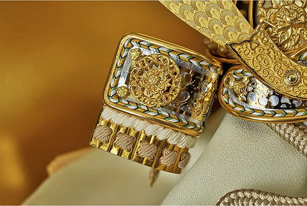 久月　 五月人形　鈴木利光作 兜 平飾り 正絹 茶中白縅 久月監製 金彩山水二曲屏風 白木 木目　詳細画像