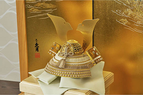 久月　 五月人形　鈴木利光作 兜 平飾り 正絹 茶中白縅 久月監製 金彩山水二曲屏風 白木 木目　詳細画像