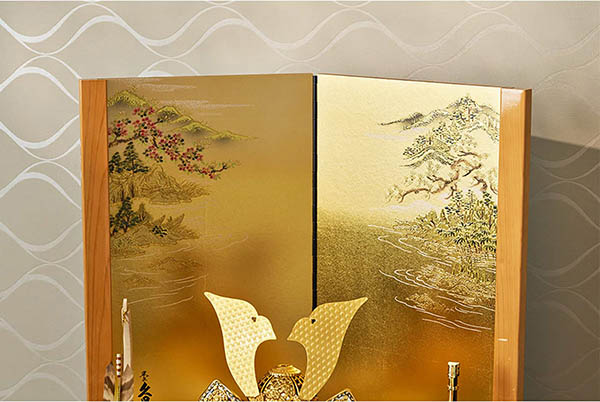 久月　 五月人形　鈴木利光作 兜 平飾り 正絹 茶中白縅 久月監製 金彩山水二曲屏風 白木 木目　詳細画像