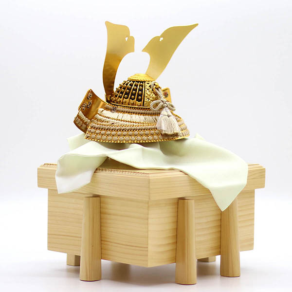 久月　 五月人形　鈴木利光作 兜 平飾り 正絹 茶中白縅 久月監製 金彩山水二曲屏風 白木 木目　詳細画像