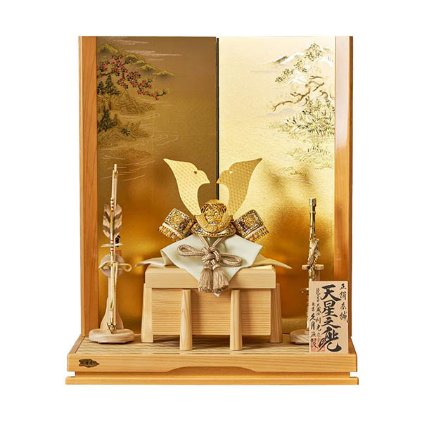 鈴木利光作 兜 平飾り 正絹 茶中白縅 久月監製 金彩山水二曲屏風 白木 木目 【D-71】