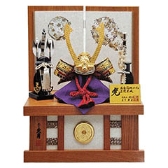 五月人形: 鈴木利光作 兜 収納飾り 本金箔押 正絹 赤糸縅 久月監製 清流丸紋二曲屏風 収納箱 【D-73】