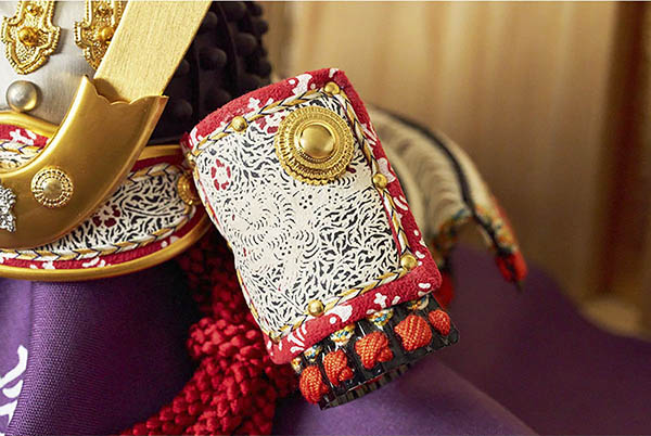 久月　 五月人形　中村宗光作 兜 収納飾り 正絹 白糸沢瀉縅 久月監製 麻の葉寄木二曲屏風 タモ収納箱 白木 木目　詳細画像